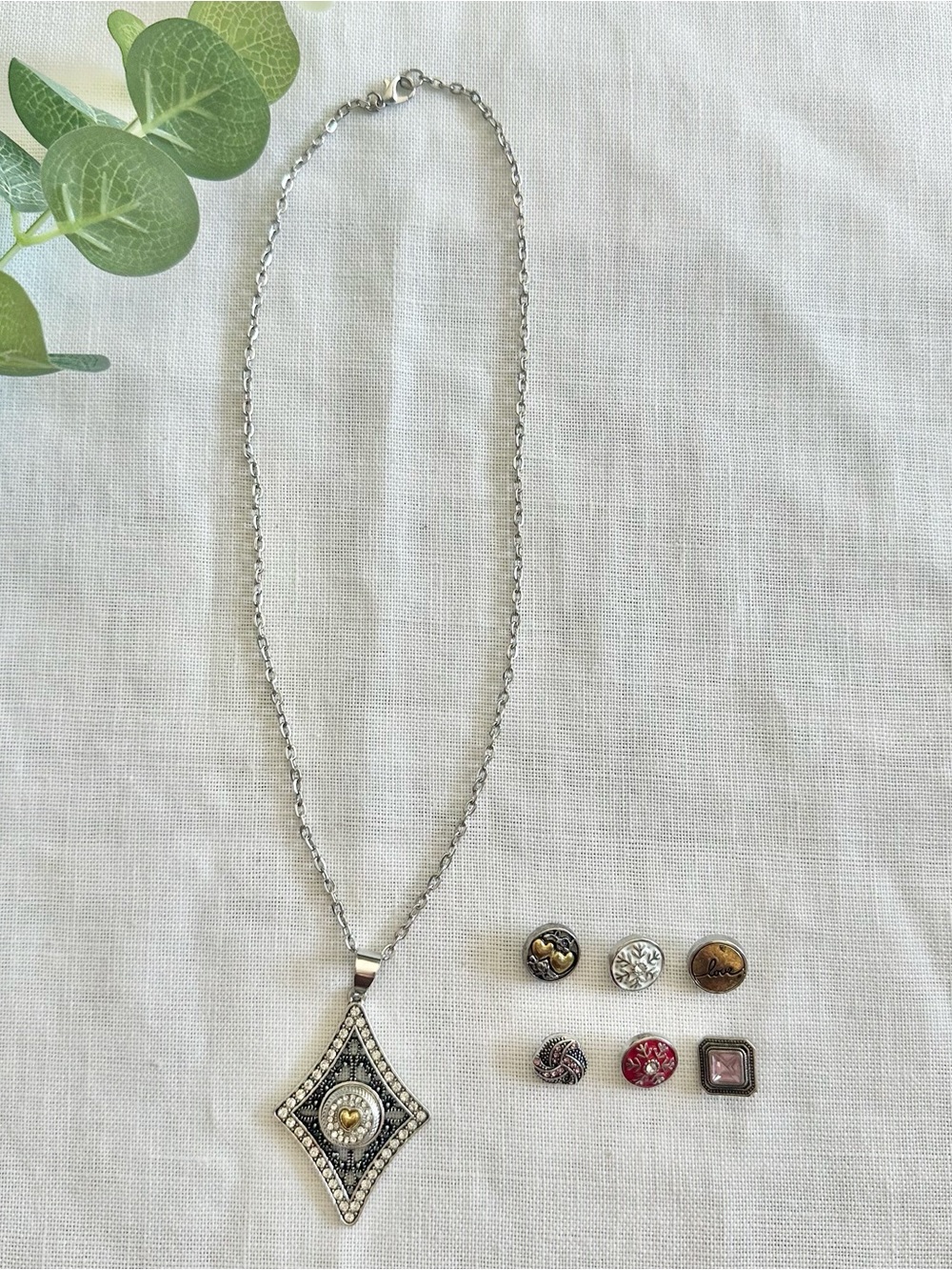 Silver-toned diamond-shaped interchangeable snap necklace + 7 charms